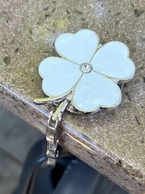🌸NEW Purse Hook Bag Charm Table Hanger White Foldable Cute Flower Shape 🛍️